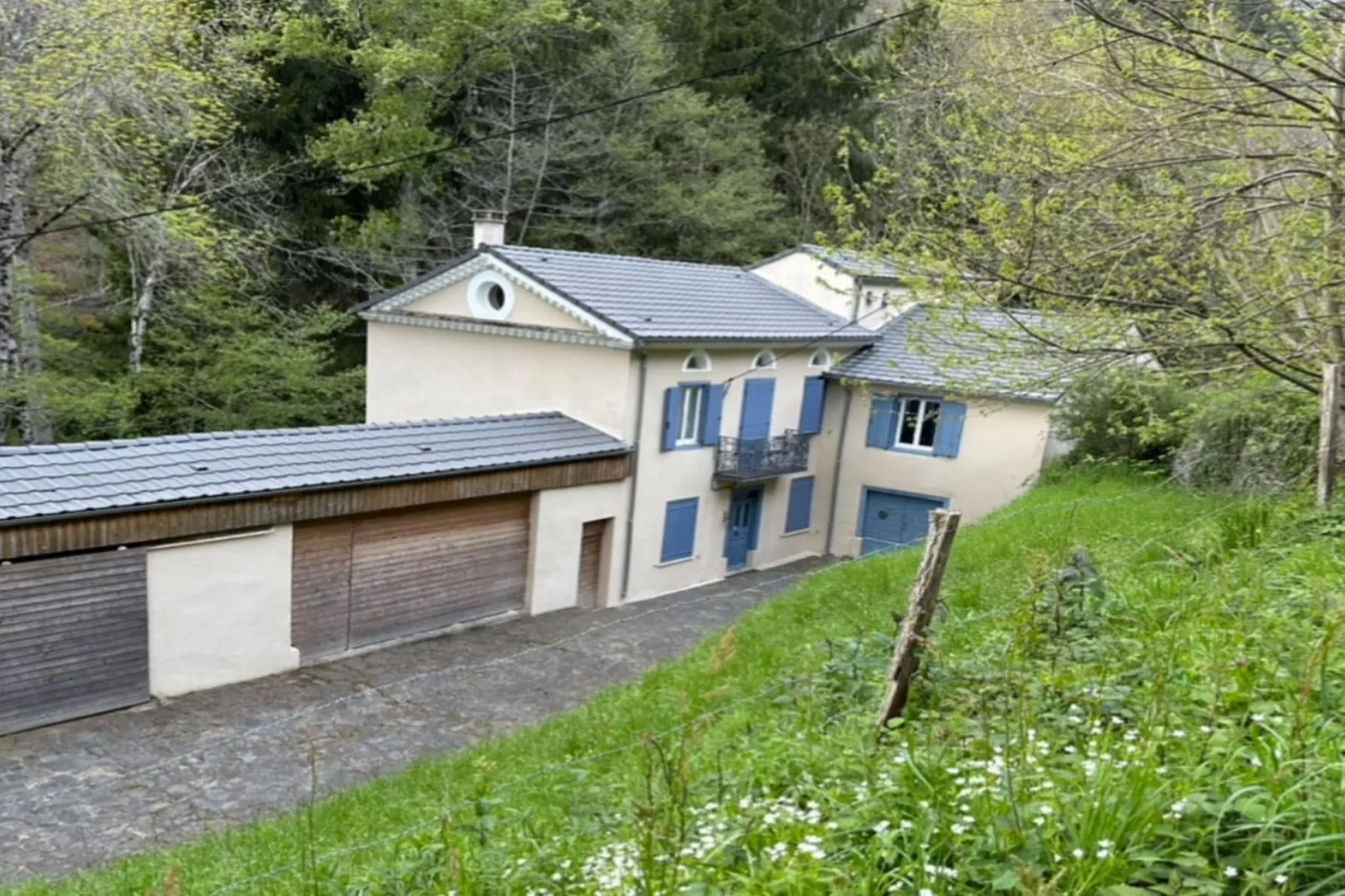 Le Moulin de Camelière-Buitenkant zomer
