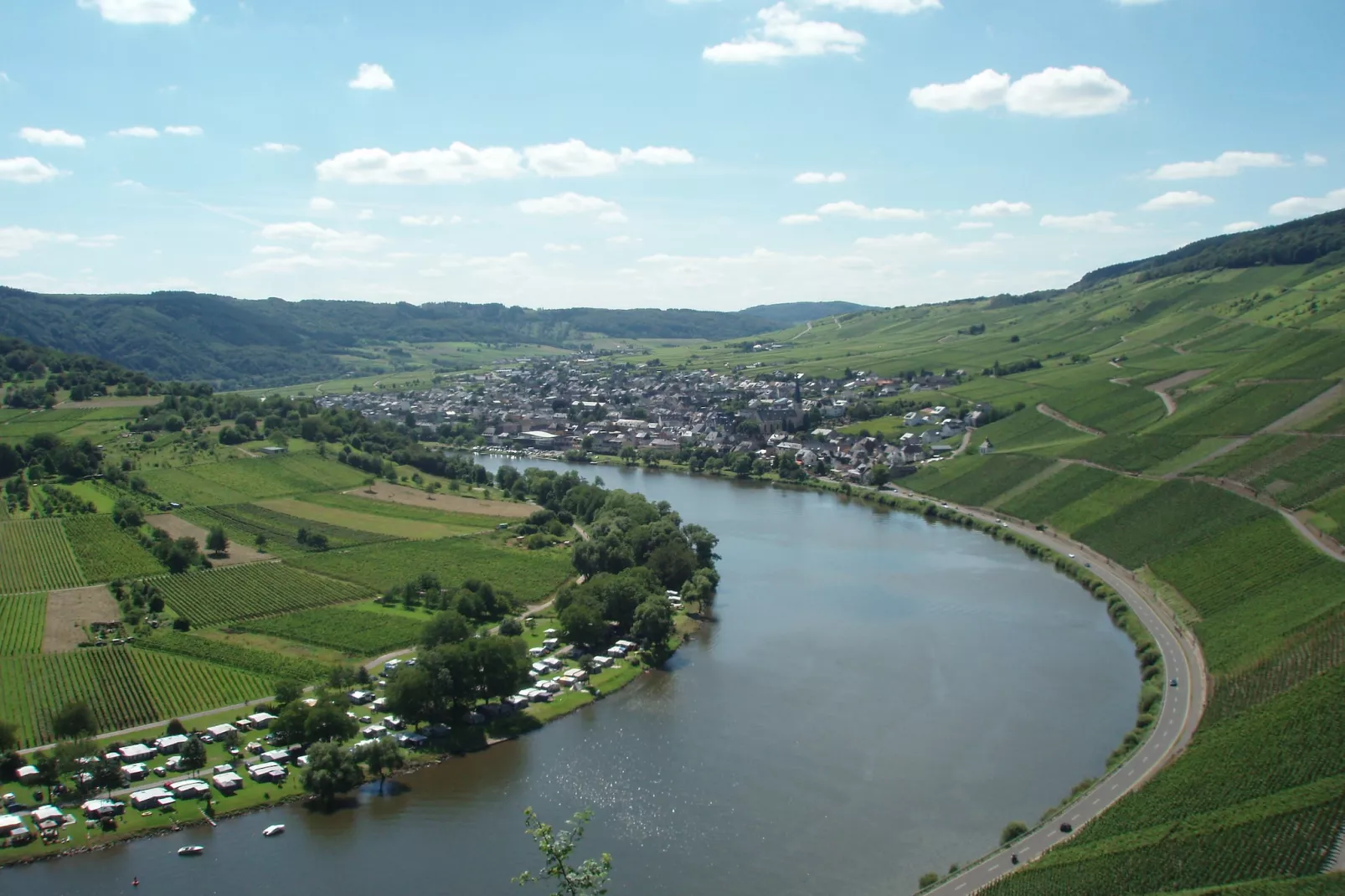 Weingut Kirch-Gebieden zomer 1km