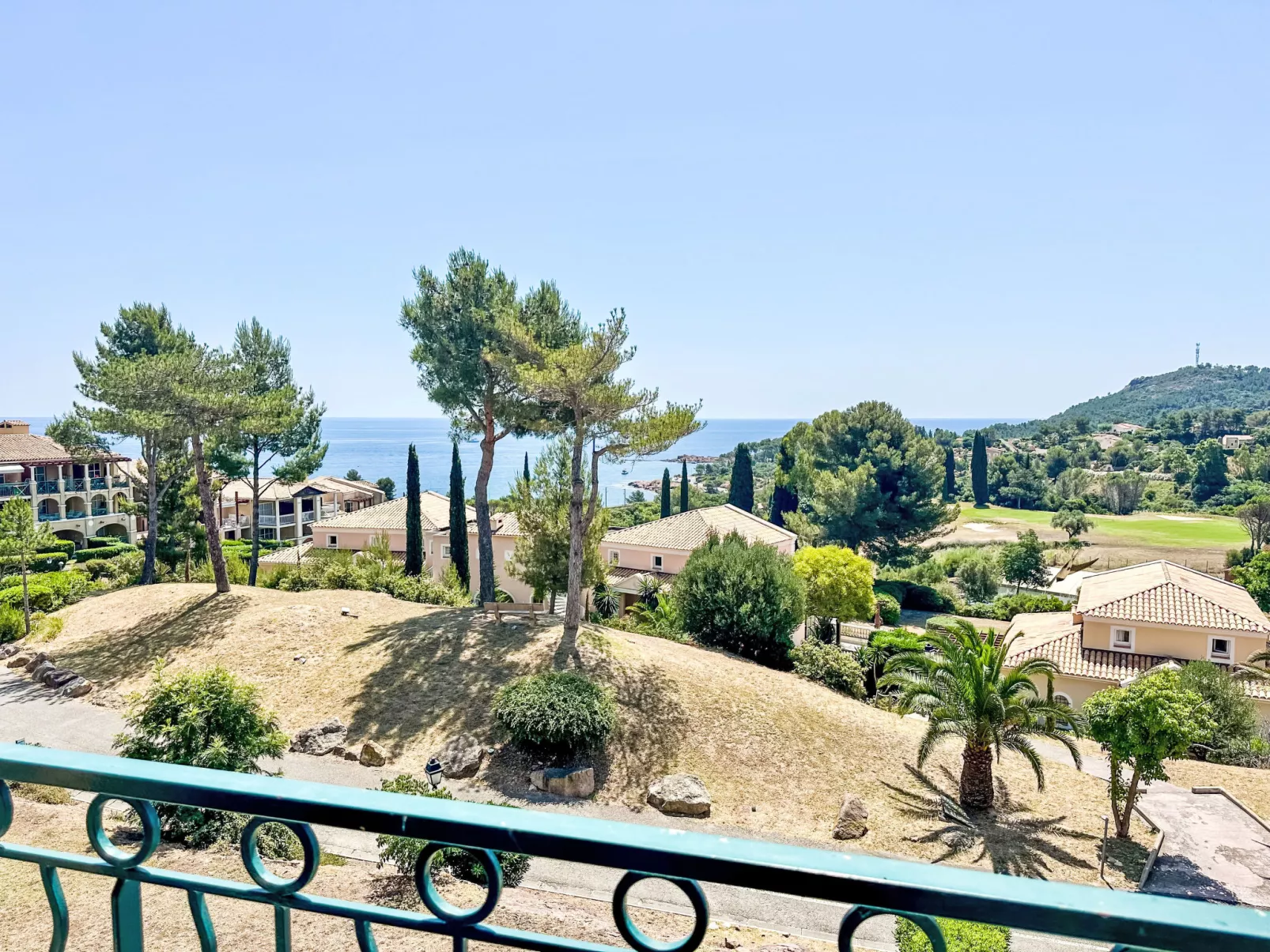 Le Village (C8 245)-Buiten