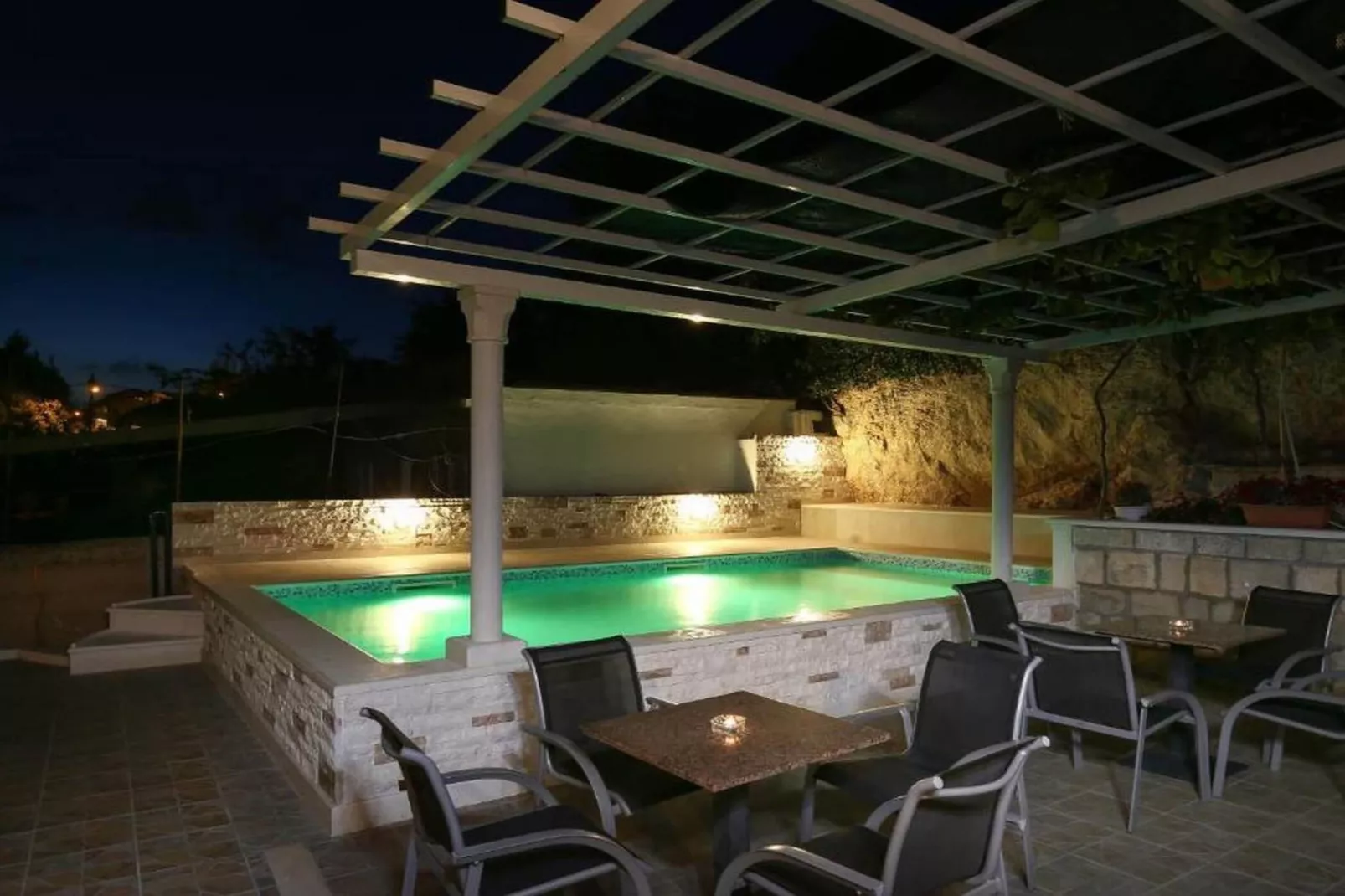 Guest House Kusalo- One Bedroom Apartment with Terrace (Apartman 4)