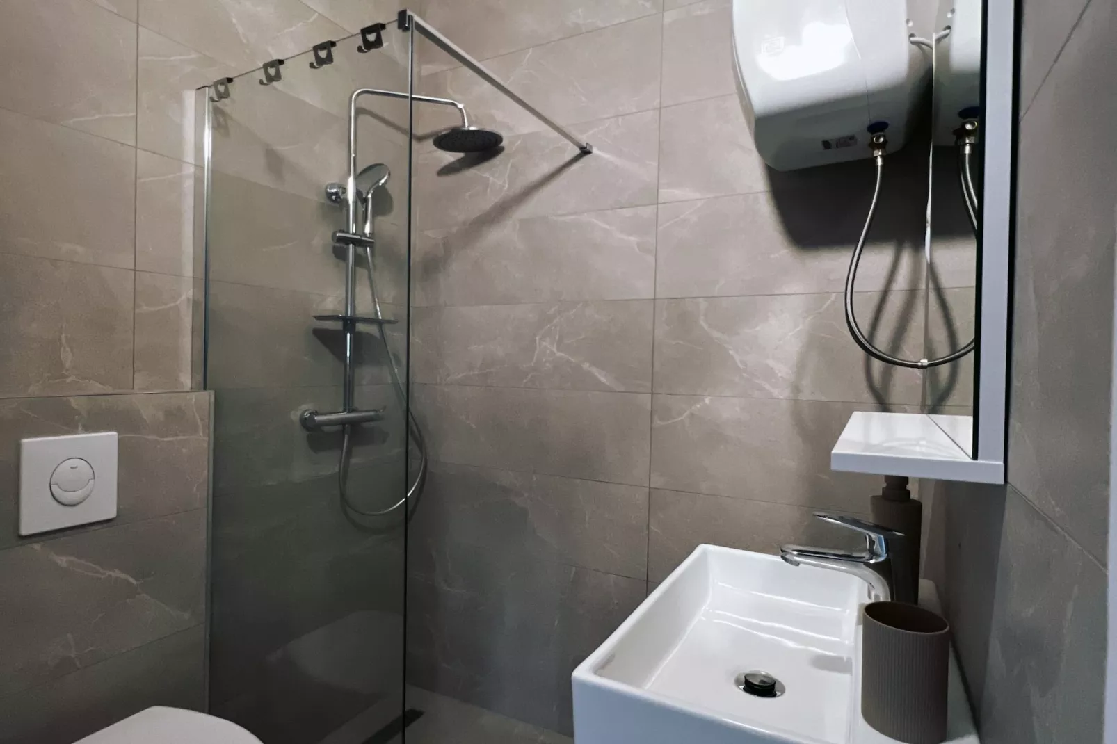 Apartments & Rooms Tapera- Comfort Double Room with Terrace and Partial Sea View 2-Badkamer