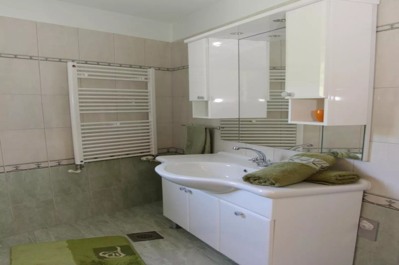Holiday House Pine Tree - Three Bedroom Holiday Home with Pool-Badkamer