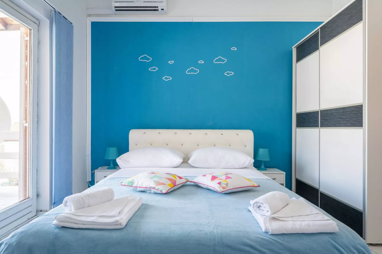 LaidBack Apartments - Standard One Bedroom Apartment with Balcony and Sea View (Azur)-Slaapkamer