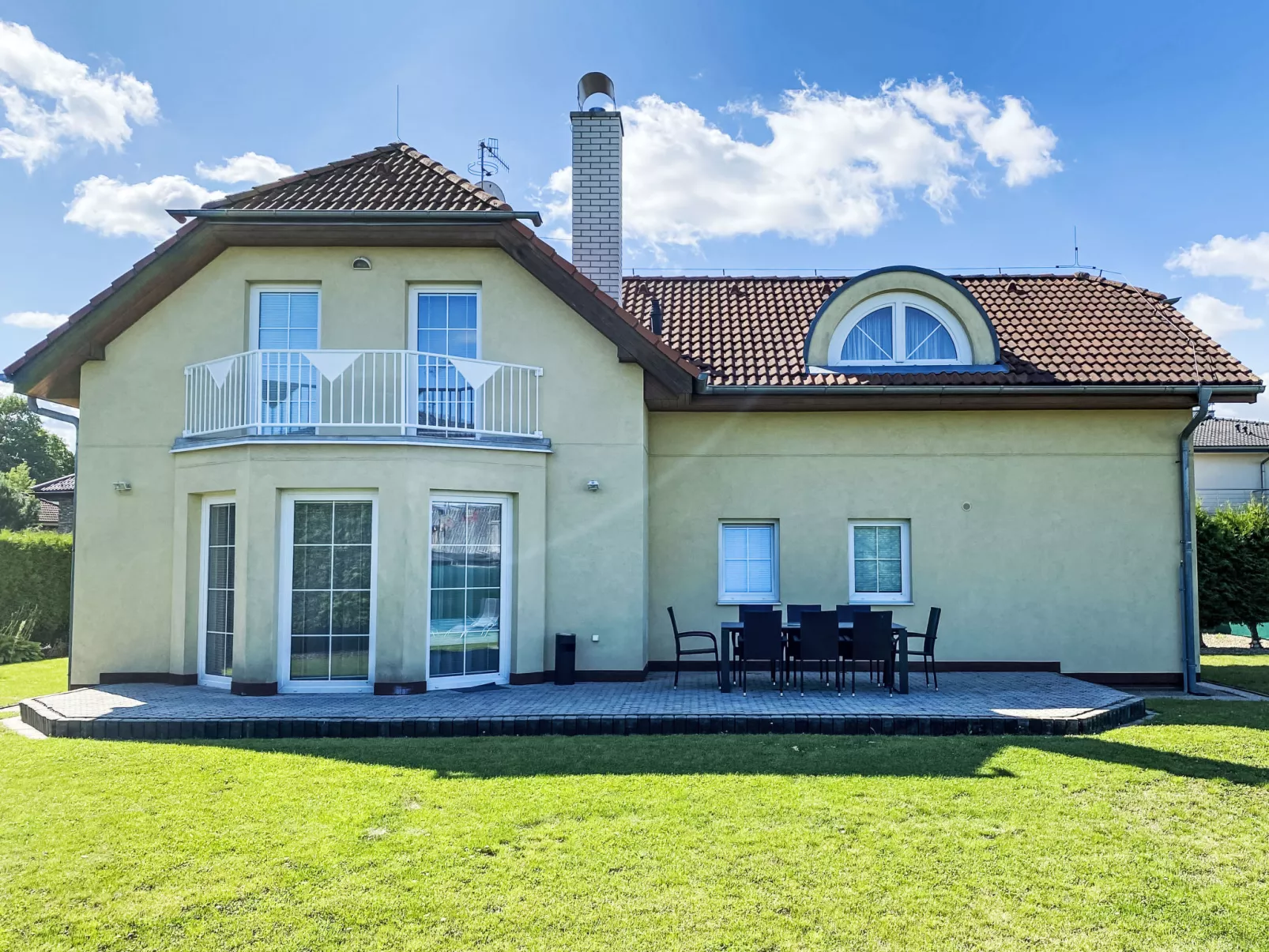 Garden & Terrace Villa-Buiten