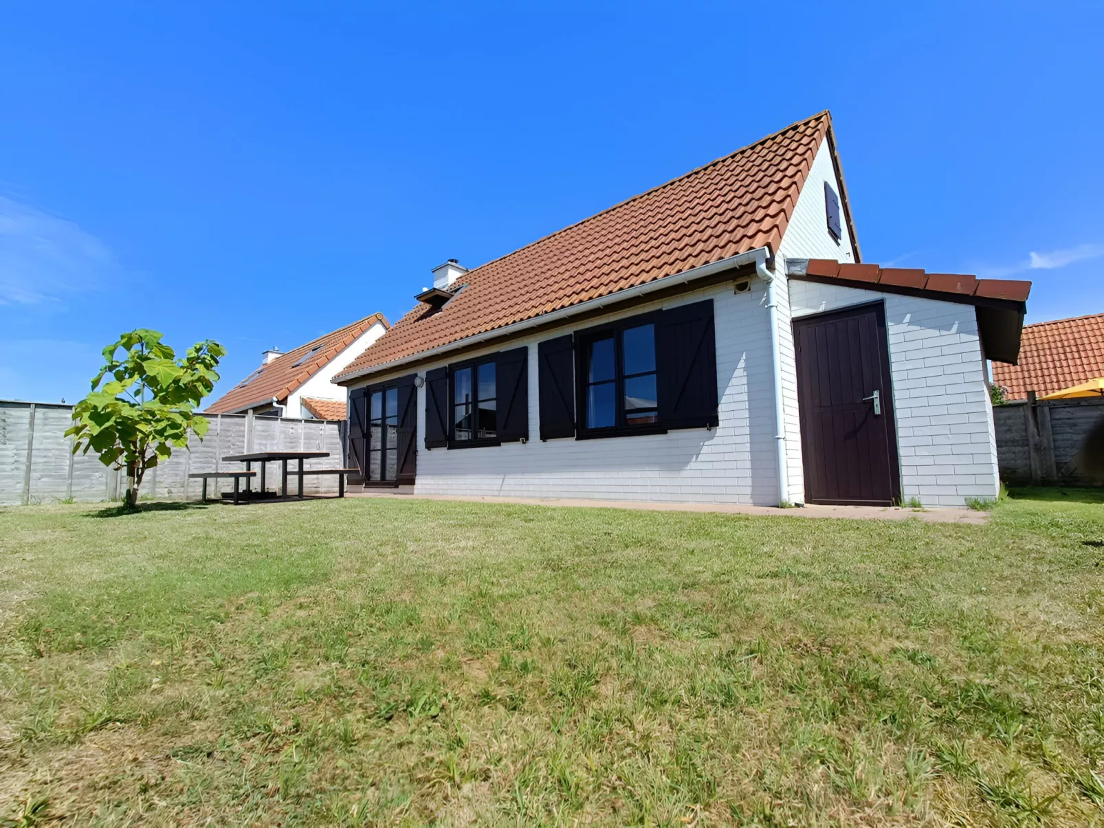 Fabiola with parking & garden-Buiten