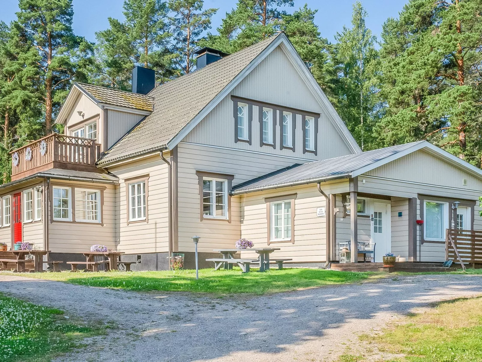 Päätalo, mökkilomat ja perhejuhlat-Binnen