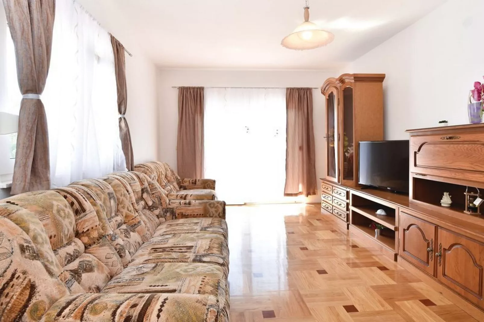 Serene Villa with Pool, BBQ, and Authentic Tavern Surrounded by Nature - Five Bedroom Holiday Home