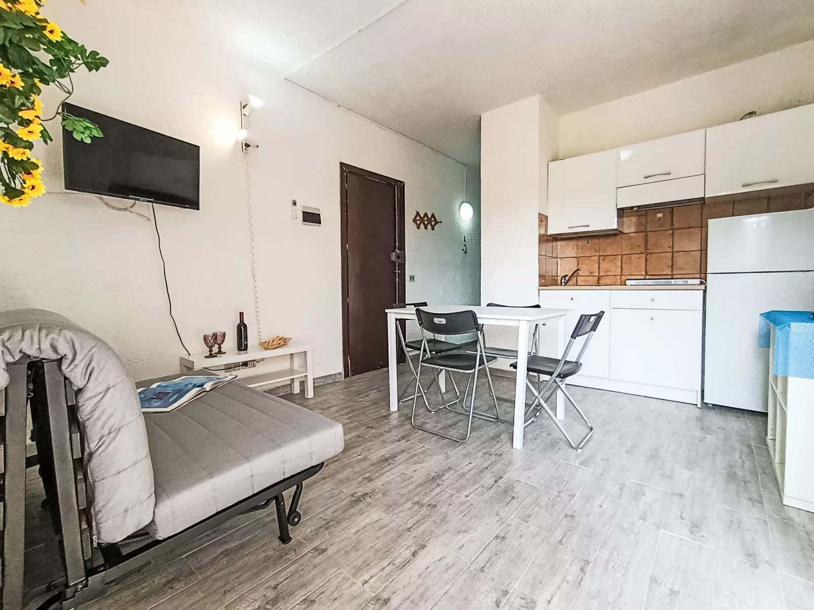 Iris 7, Terza Spiaggia-Binnen