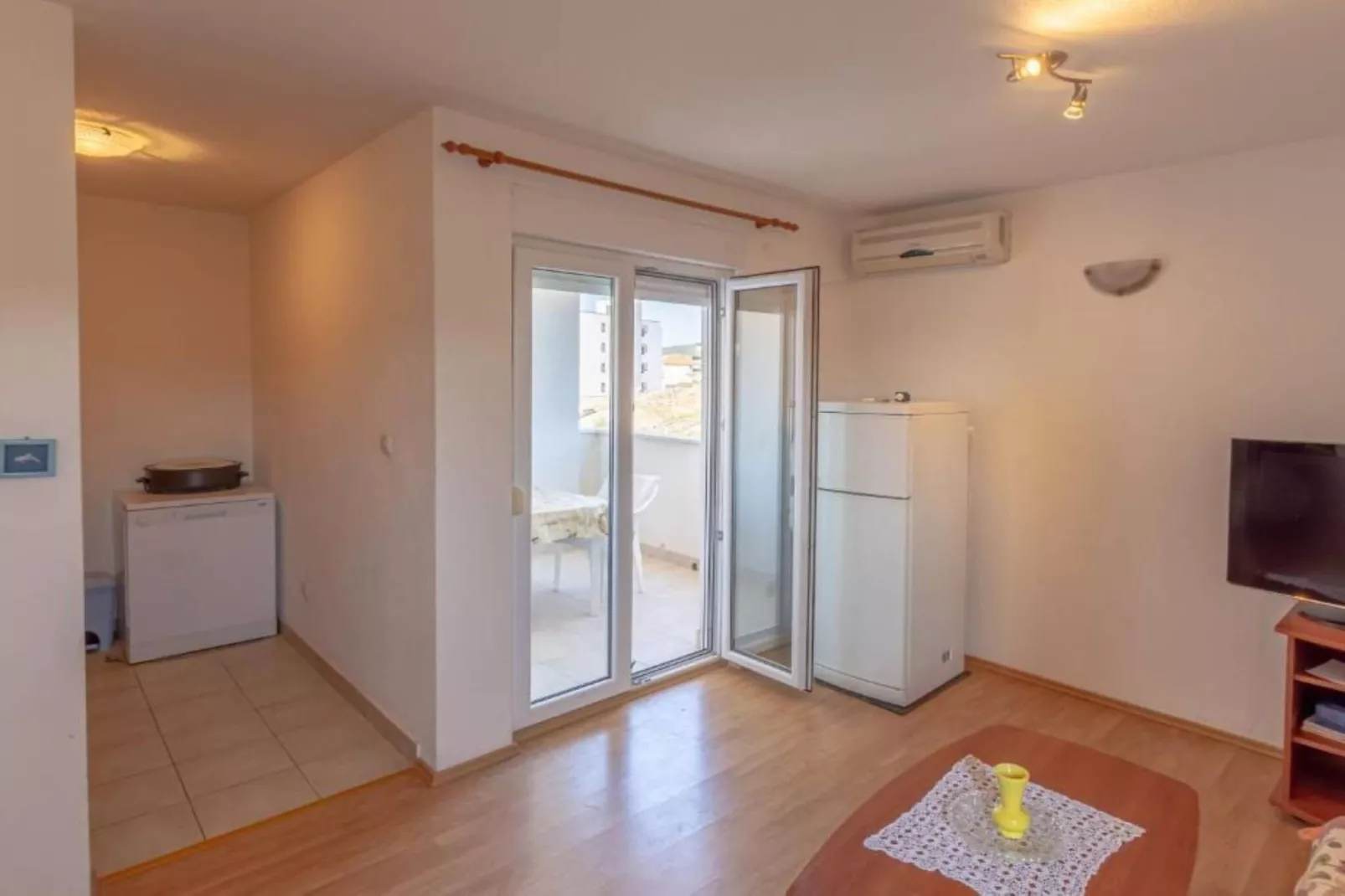 Charming and Cozy Okrug Gornji Apartment with Balcony - One Bedroom Apartment with Balcony