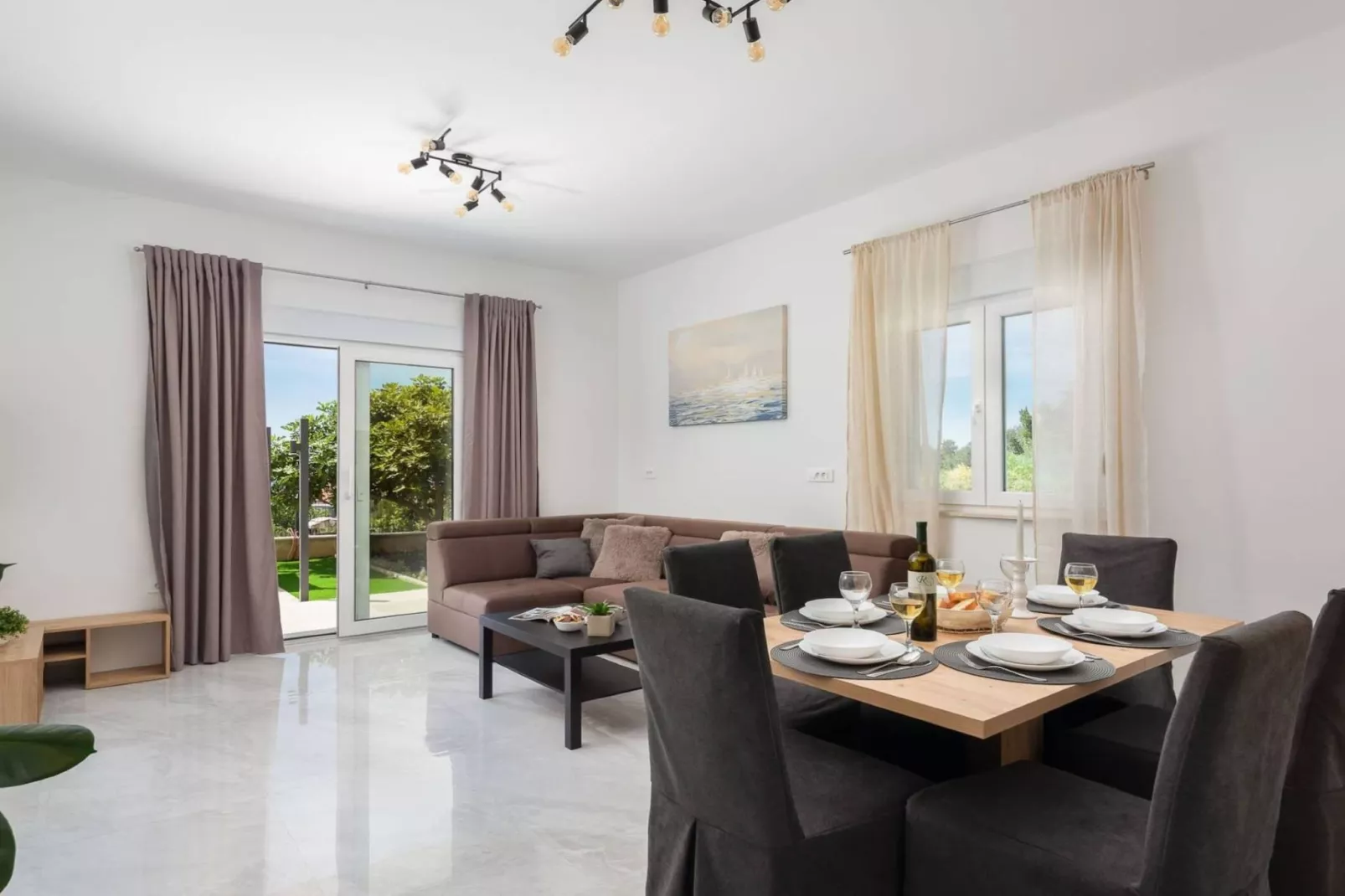 Contemporary Apartment with Terrace and Spacious Garden - Two Bedroom Apartment with Terrace