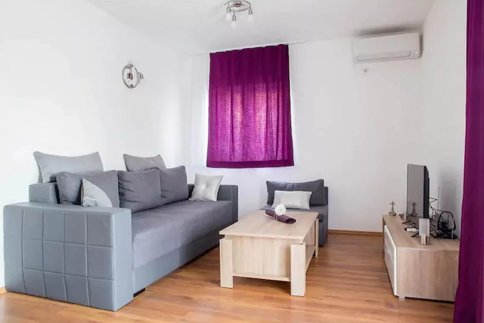 Holiday Home J&D No.2-Nine Bedroom House with Pool