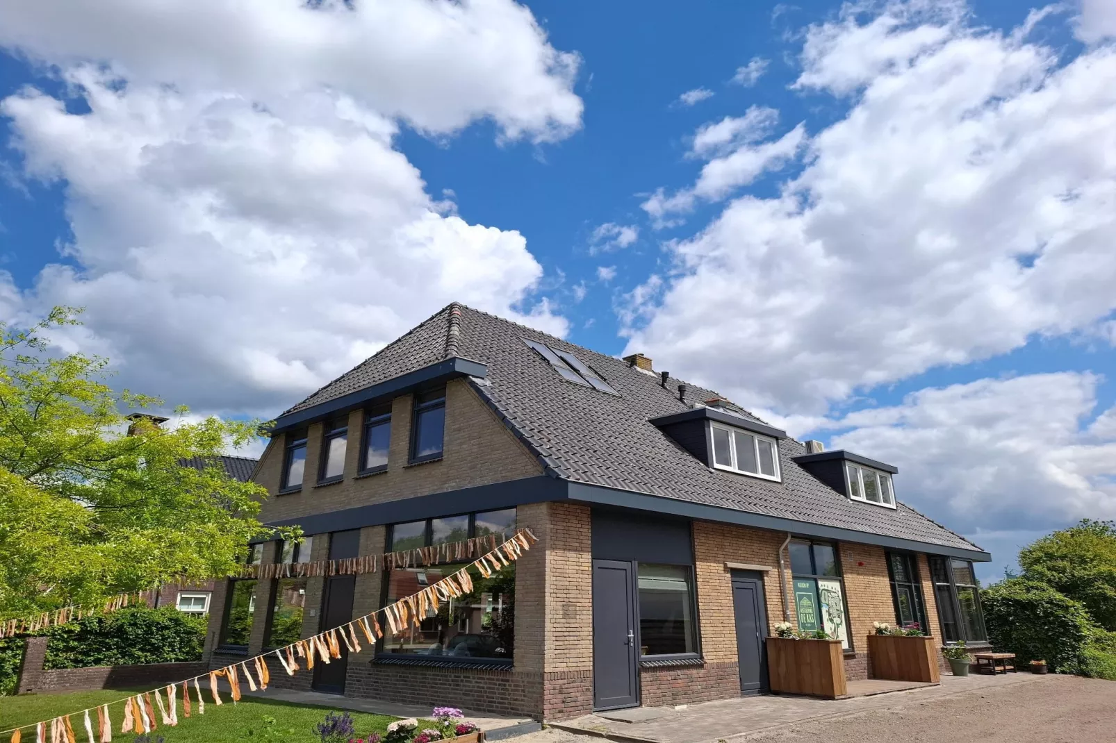 Groepsaccommodatie + 4 large greenhouses (36 personen)