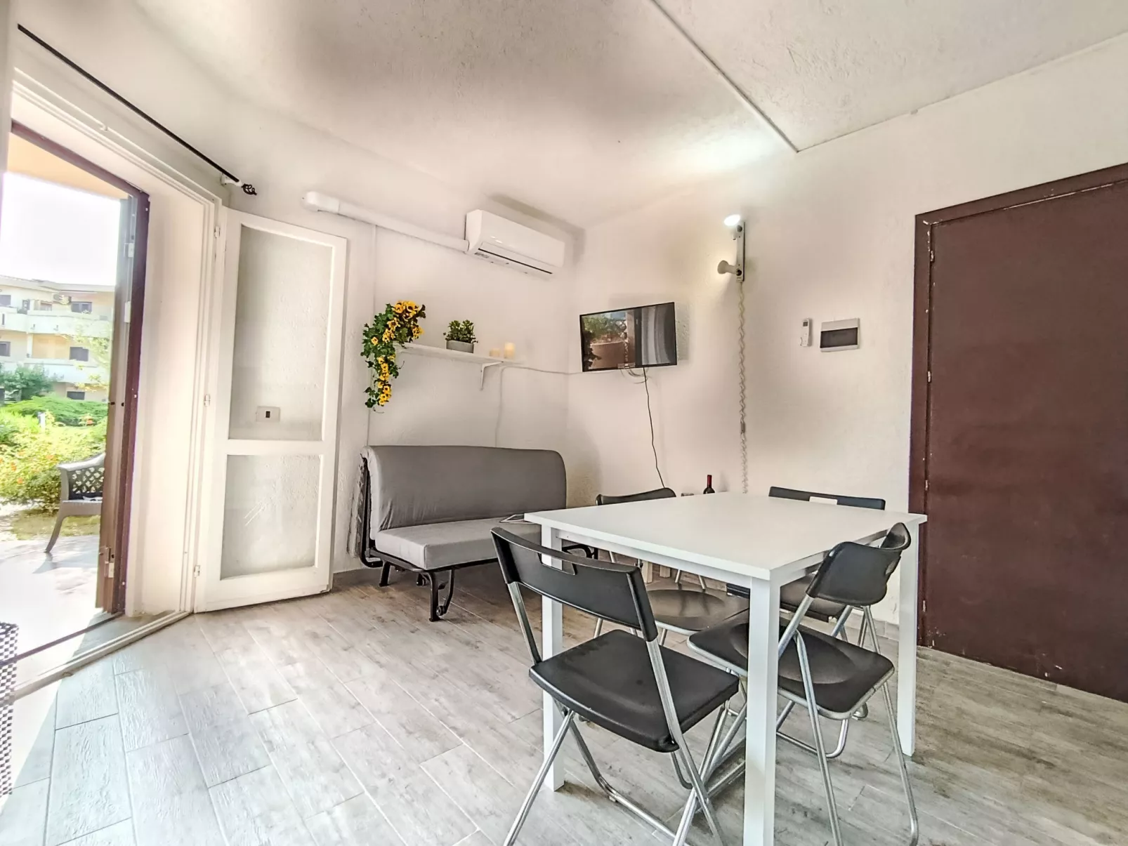 Iris 7, Terza Spiaggia-Binnen