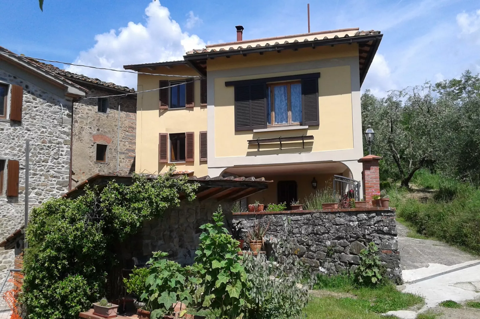 Appartamento Marliana-Buitenkant zomer