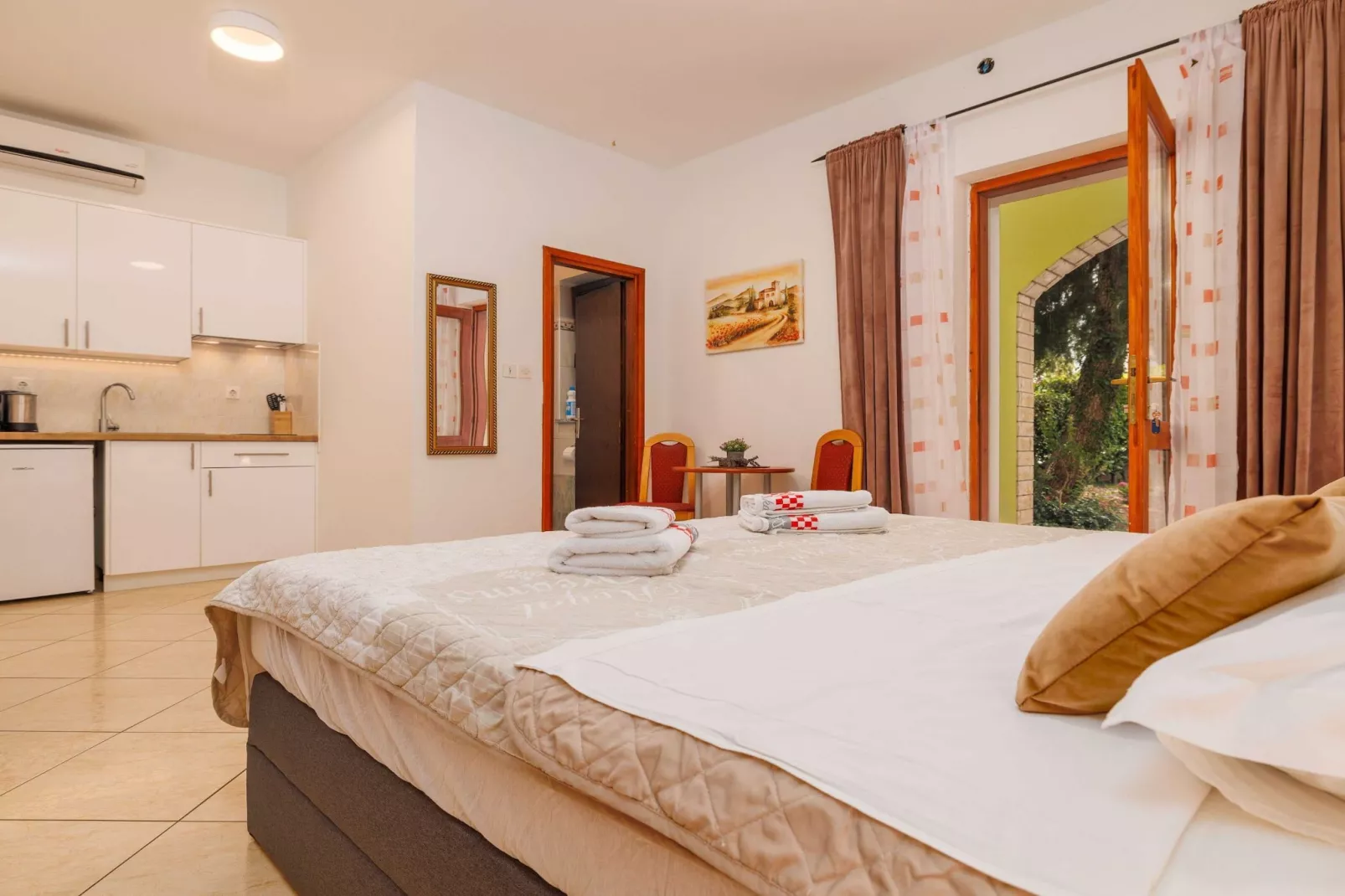 Wonderful Krk Island Stay: Shared Pool, Grill Patio, and Nearby Beaches - Studio Apartment