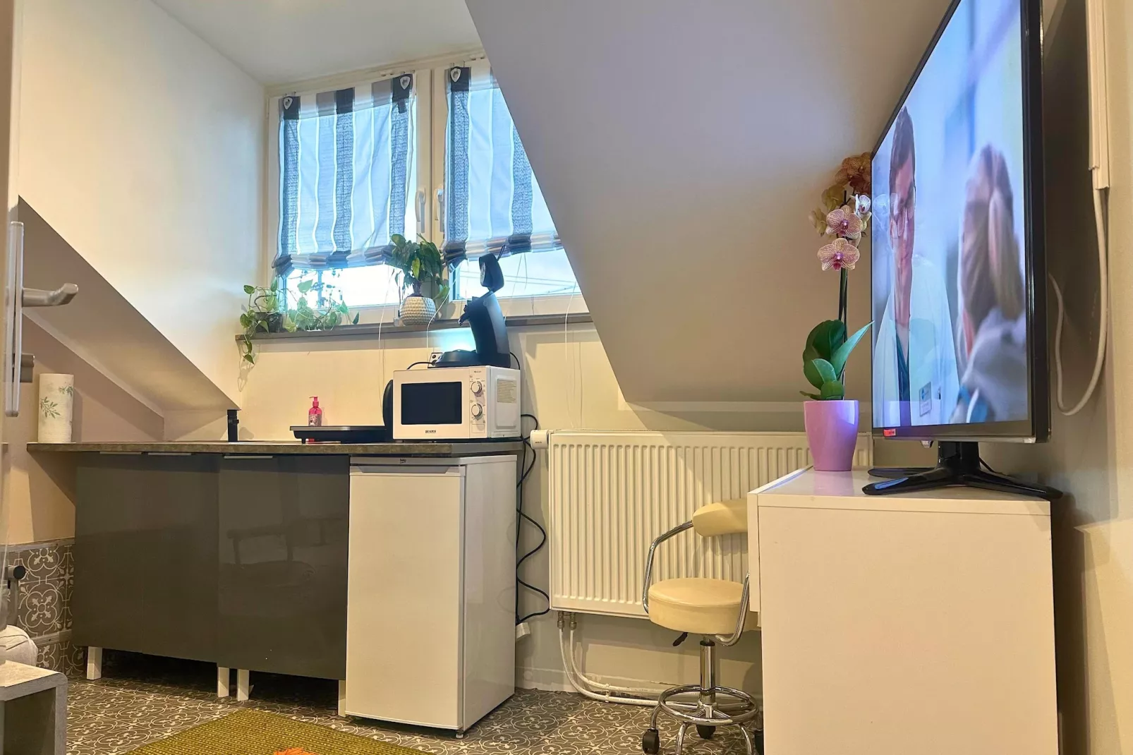 F002 Apartment mit Schlafzimmer DG