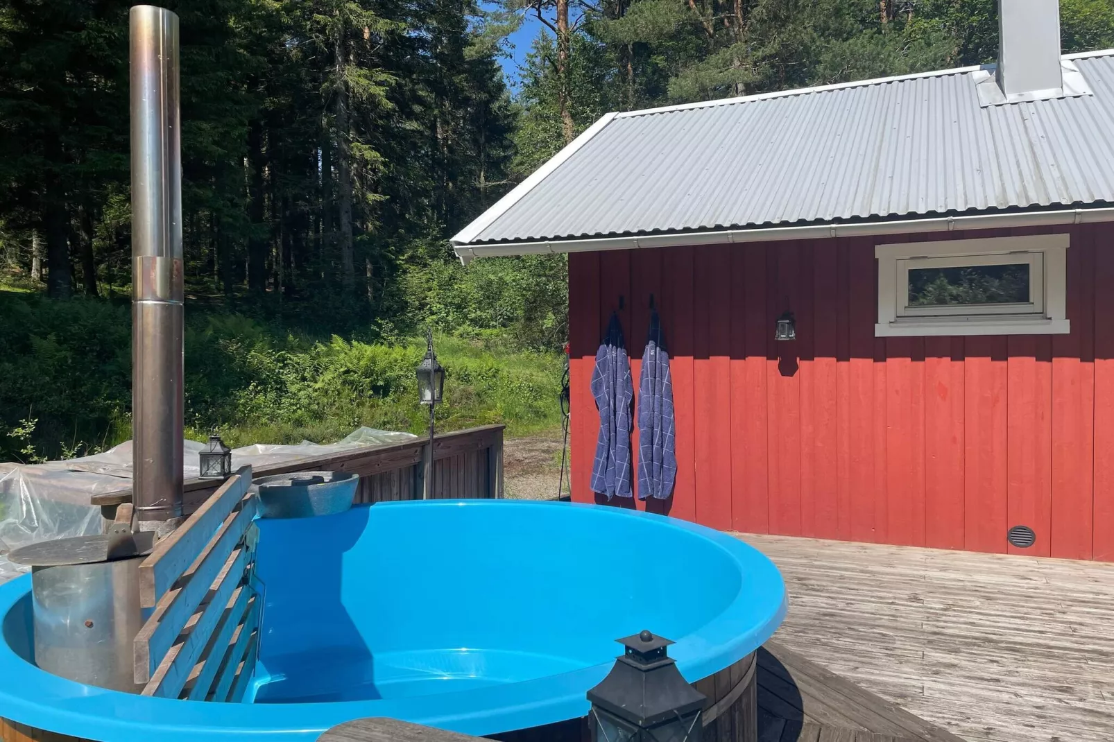 Afgelegen verblijf in het bos met bijgebouw