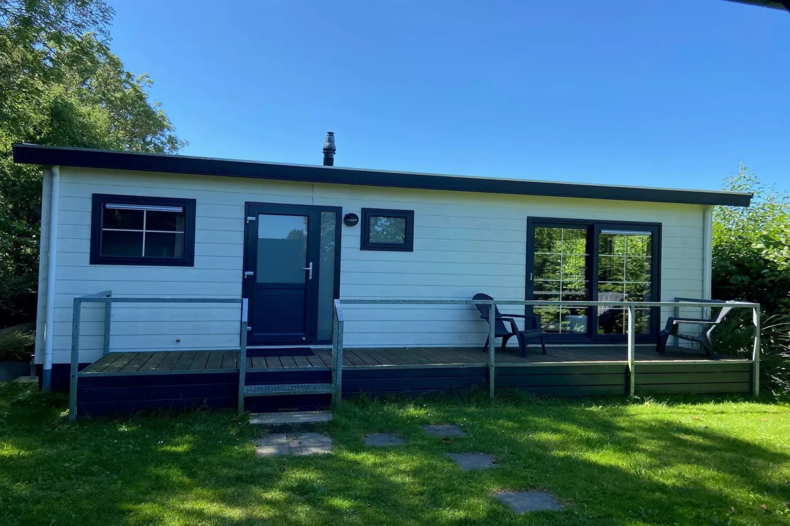 Recreatiepark Wiringherlant - Wiringher Chalet 94-Buitenkant zomer