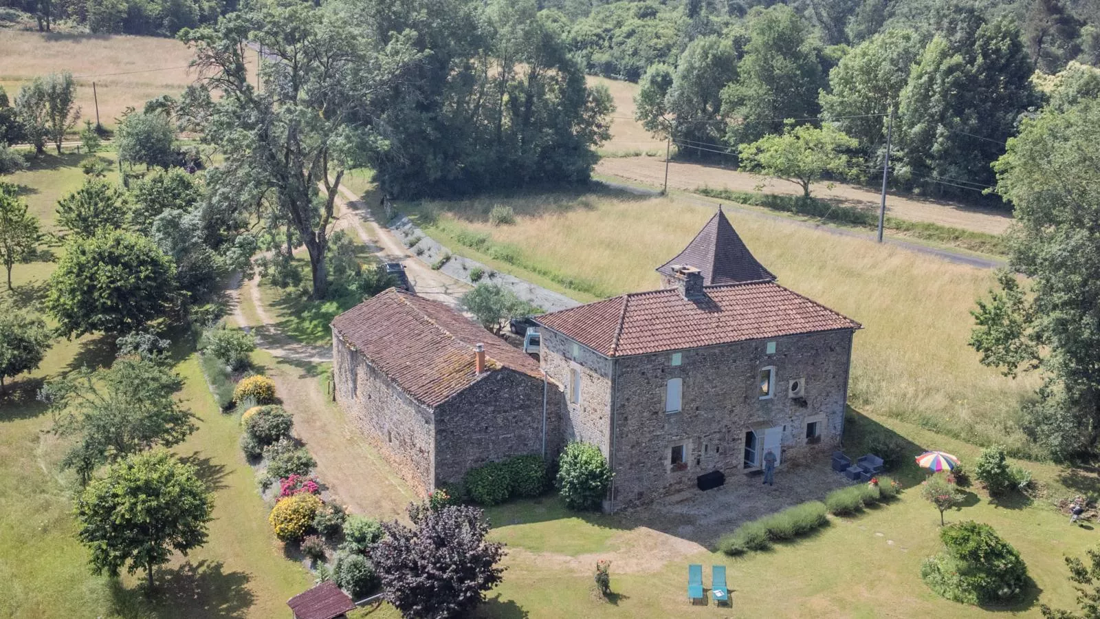 Maison des Yourtes-Buitenkant zomer