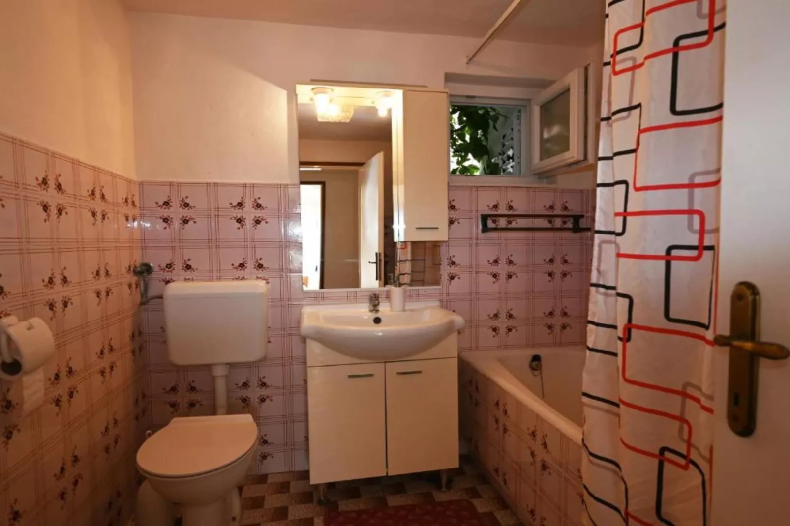 Apartments Mihovilović - 50 m from beach - Two Bedroom Apartment with Terrace and Pool View (A1)-Badkamer