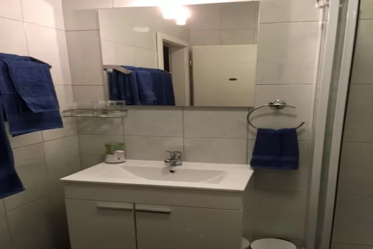 S&A Apartment - Two bedroom Apartment with Balcony-Badkamer