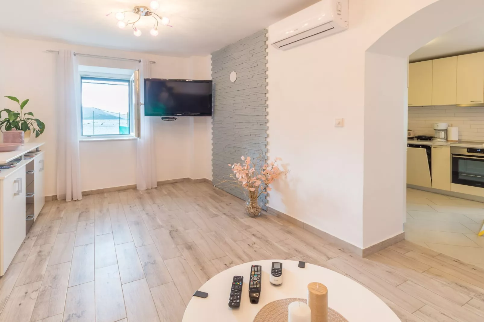 Holiday Home Milutinovic - Four Bedroom  Holiday Home with Sea View-Eetkamer