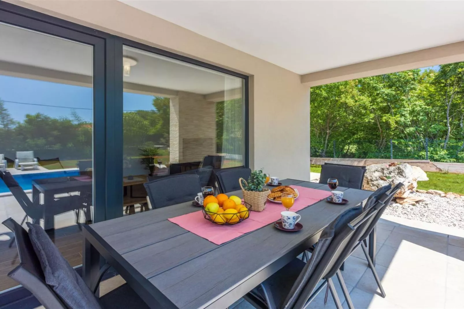 Three Bedroom Villa with Swiming Pool-Eetkamer
