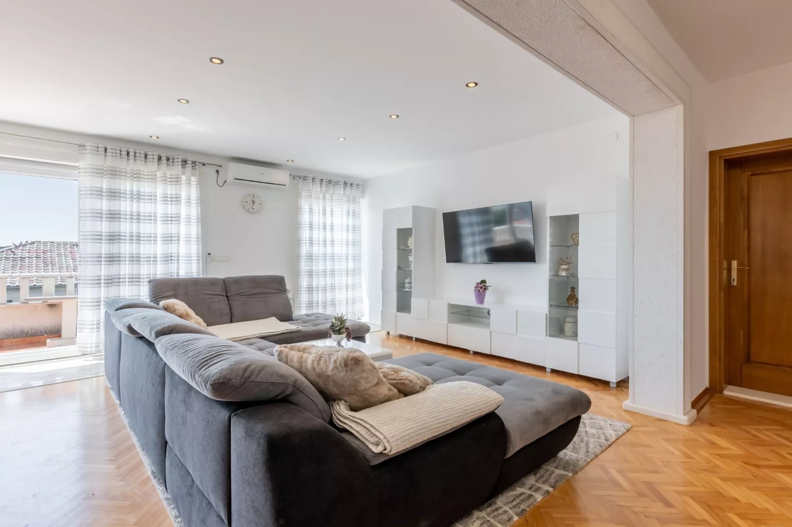 Apartment Merita - Two Bedroom Apartment with Balcony-Woonkamer