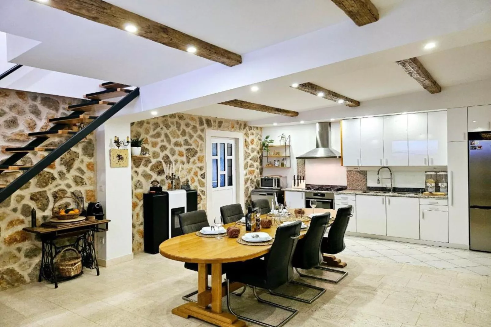 Villa Nika - Three Bedroom Villa with Private Pool-Eetkamer