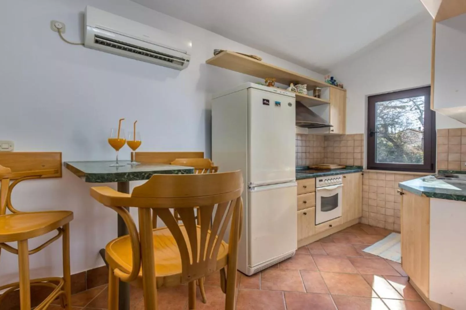Apartment Villa Mirna - Three Bedroom Apartment with Balcony and  Sea View-Keuken