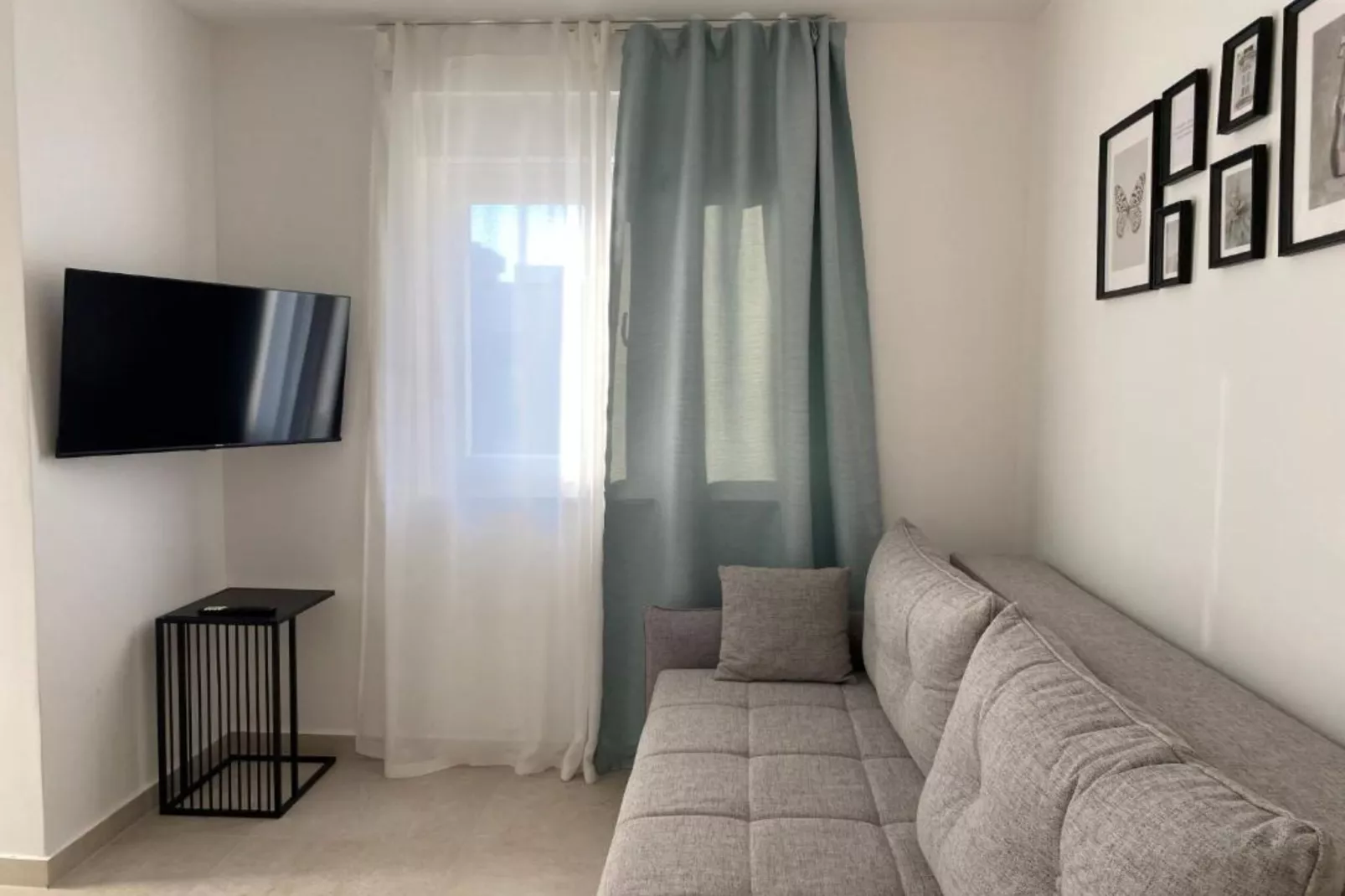 One Bedroom Apartment with  Balcony and City View-Woonkamer