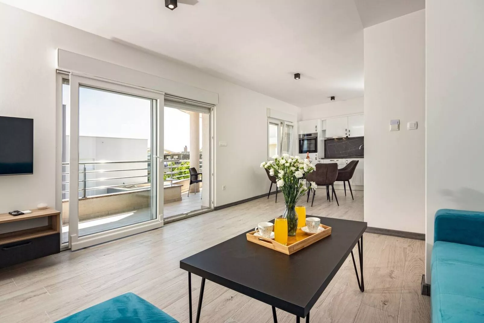 Modern Apartments with Private Balcony - One Bedroom Apartment (Owner S1)-Woonkamer
