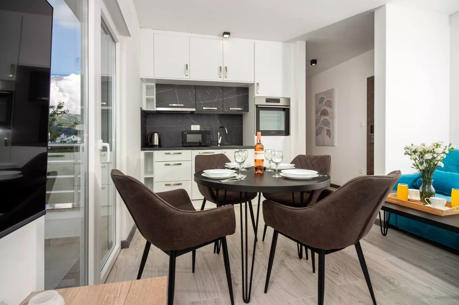 Modern Apartments with Private Balcony - Deluxe One Bedroom Apartment (Owner S3)-Eetkamer