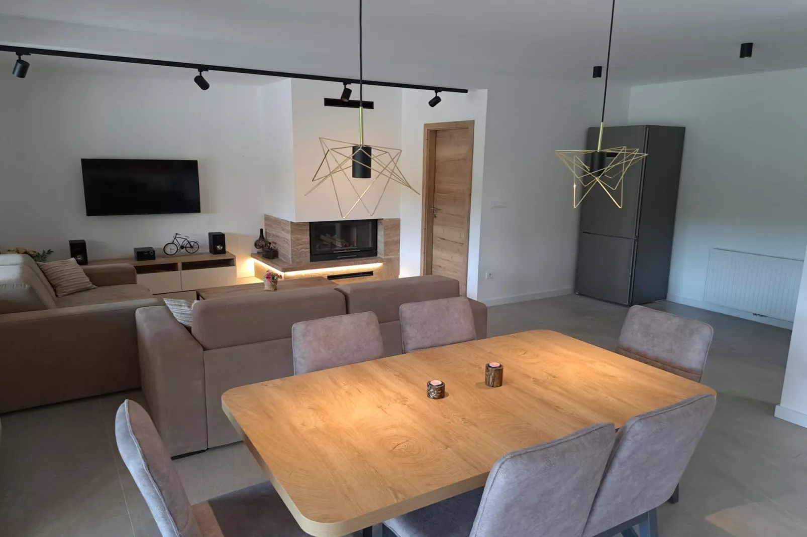 Tranquil Holiday Home with Pool, Garden, and Playground in a Peaceful Countryside Setting - Three Bedroom Holiday Home-Woonkamer
