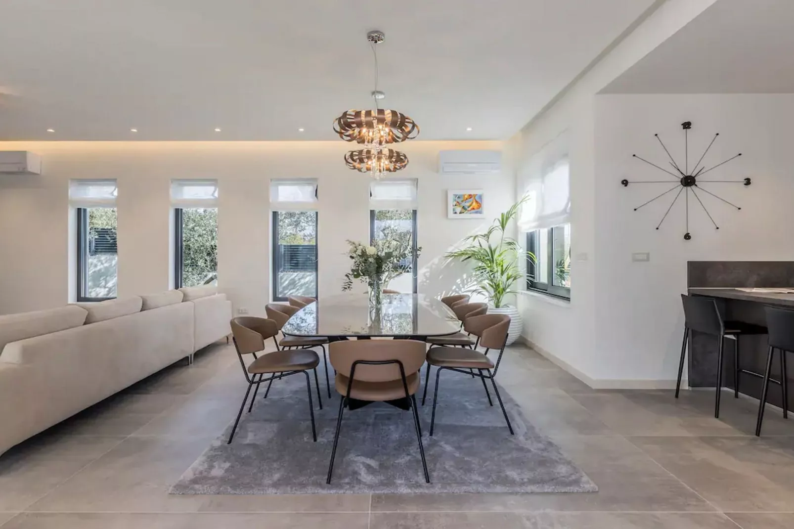 Sophisticated Oasis Residence Villa with Pool - Three Bedroom Villa with Pool-Eetkamer