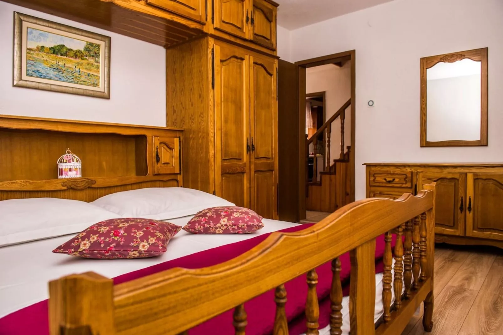 Picturesque House in Kaštela Old Town Near Beach and Local Amenities - Four Bedroom Holiday Home-Slaapkamer