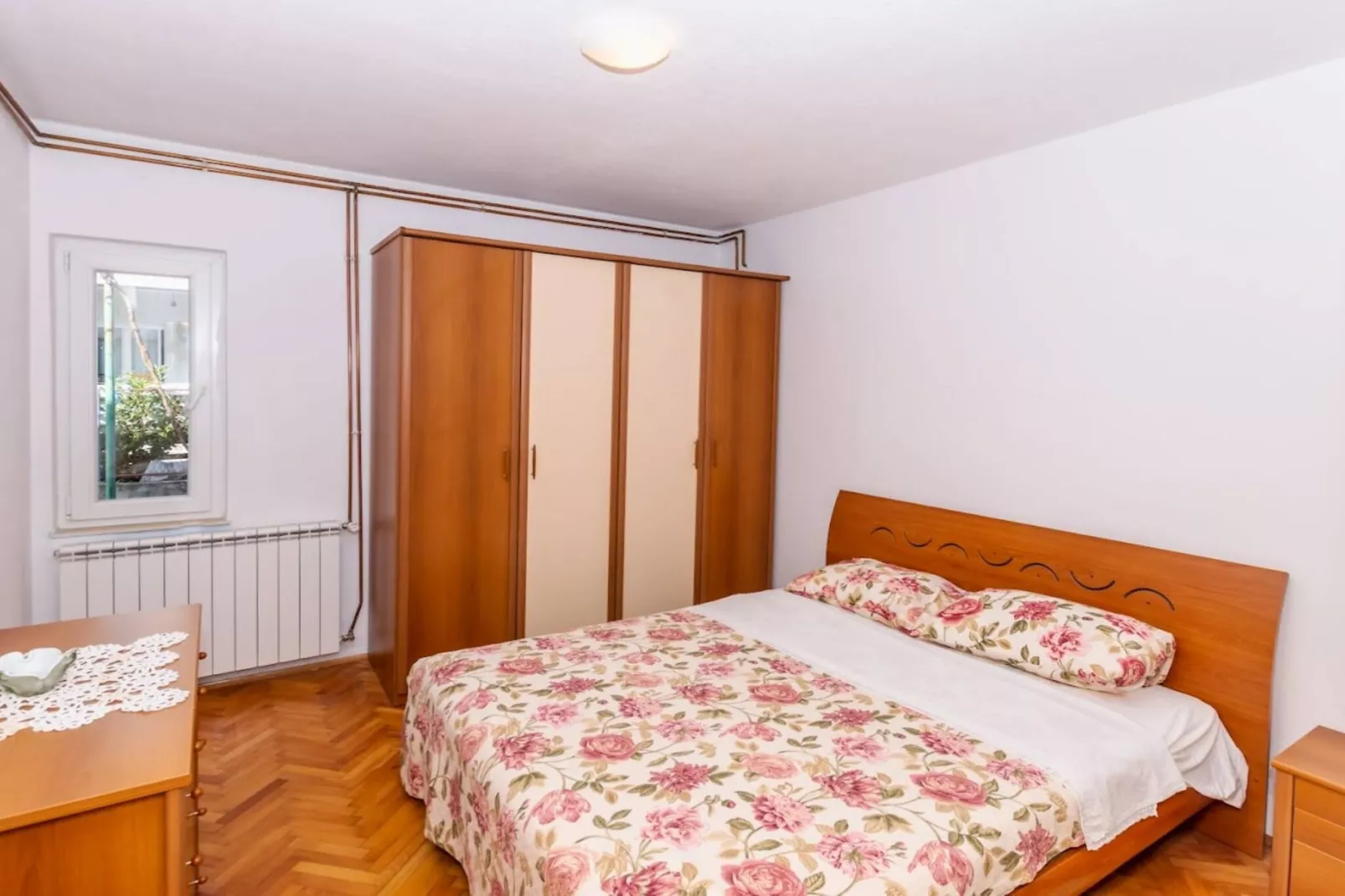 Sunny and Sleek Apartment Kastel Novi with Terrace - Three Bedroom Apartment with Terrace-Slaapkamer