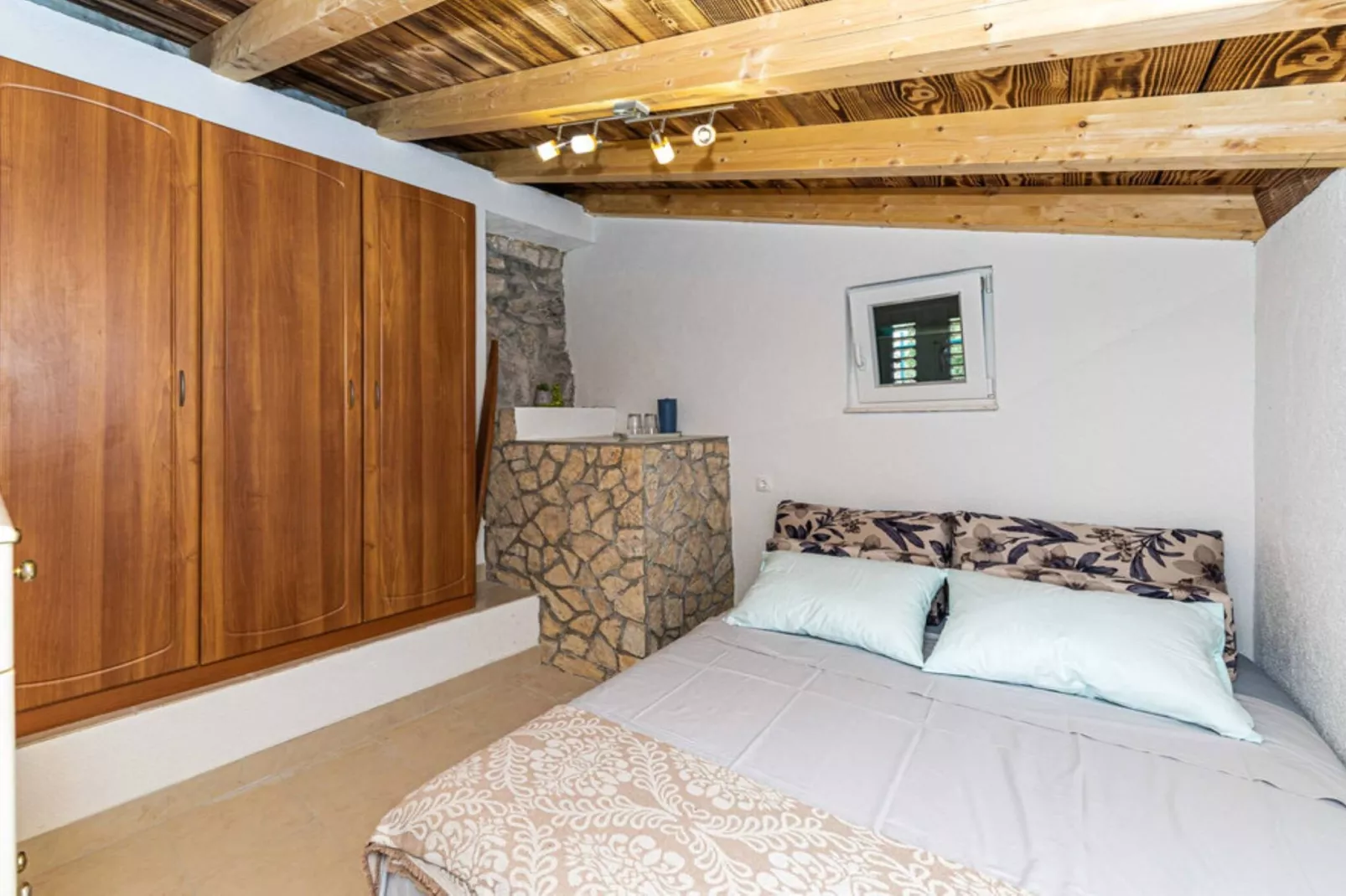 Countryside Idyllic Holiday Home with Pool - Three Bedroom Holiday Home with Pool-Slaapkamer