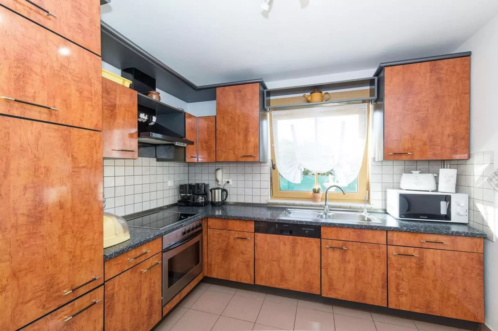 Spacious Holiday Home with Pool and Hot Tub in Kastel Stari - Four Bedroom Holiday Home with Pool-Keuken