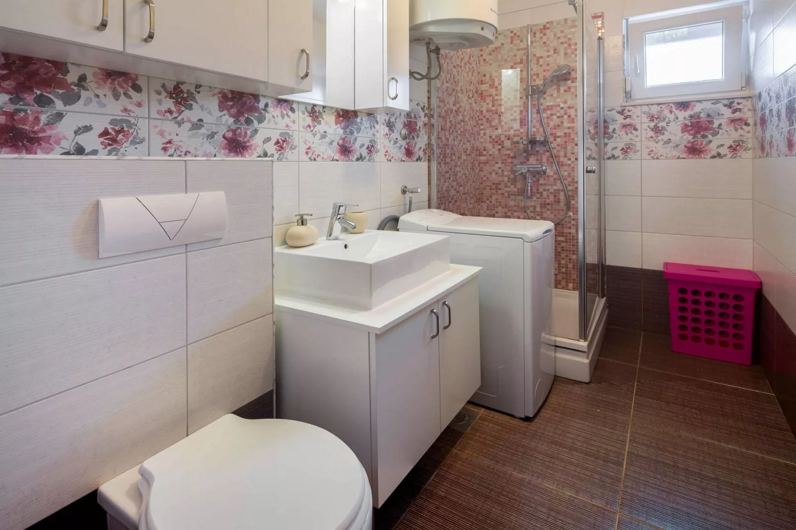 Elegant Hideaway Apartment with Pool - Two Bedroom Apartment with Pool-Badkamer