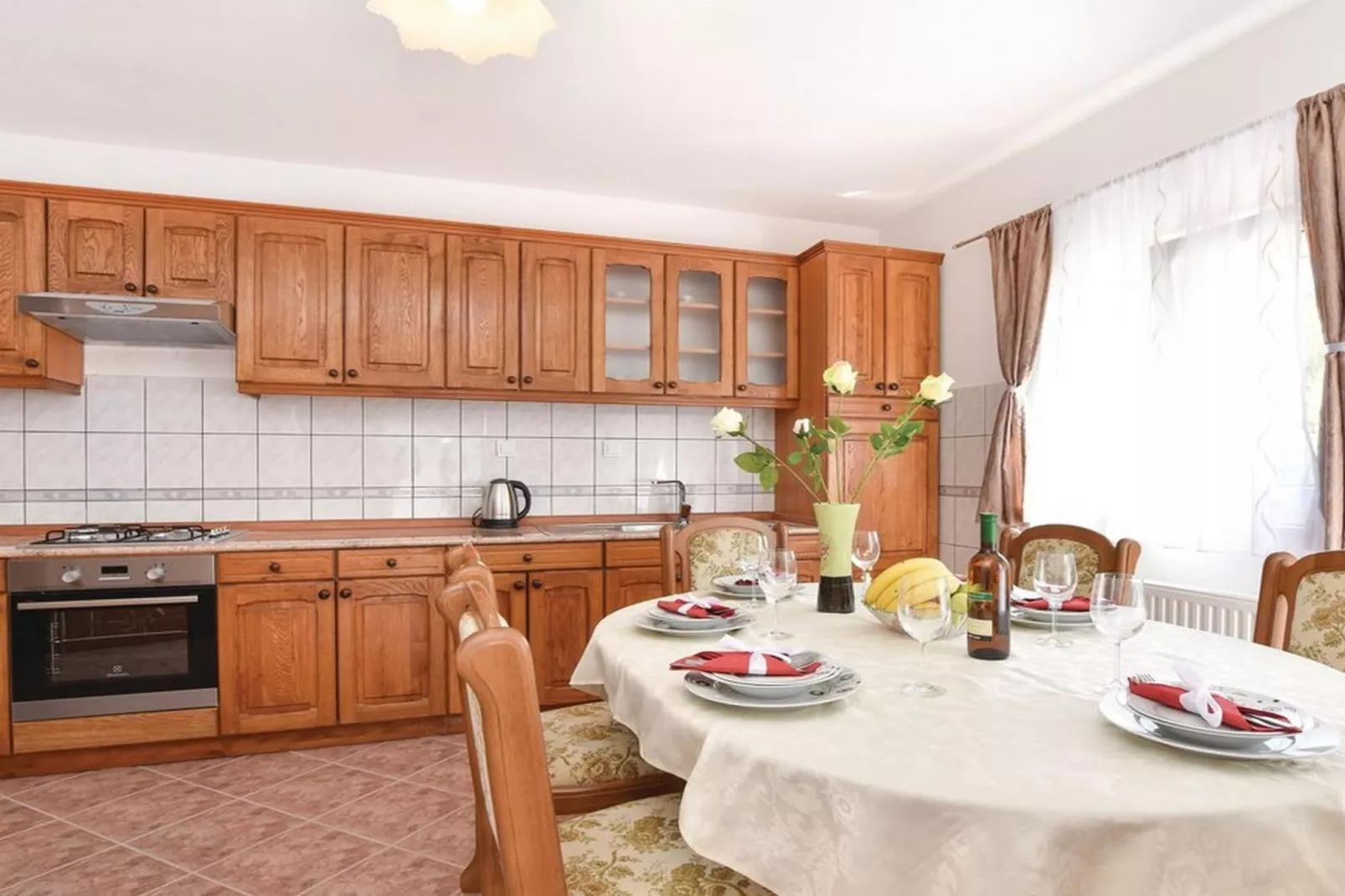 Serene Villa with Pool, BBQ, and Authentic Tavern Surrounded by Nature - Five Bedroom Holiday Home-Keuken
