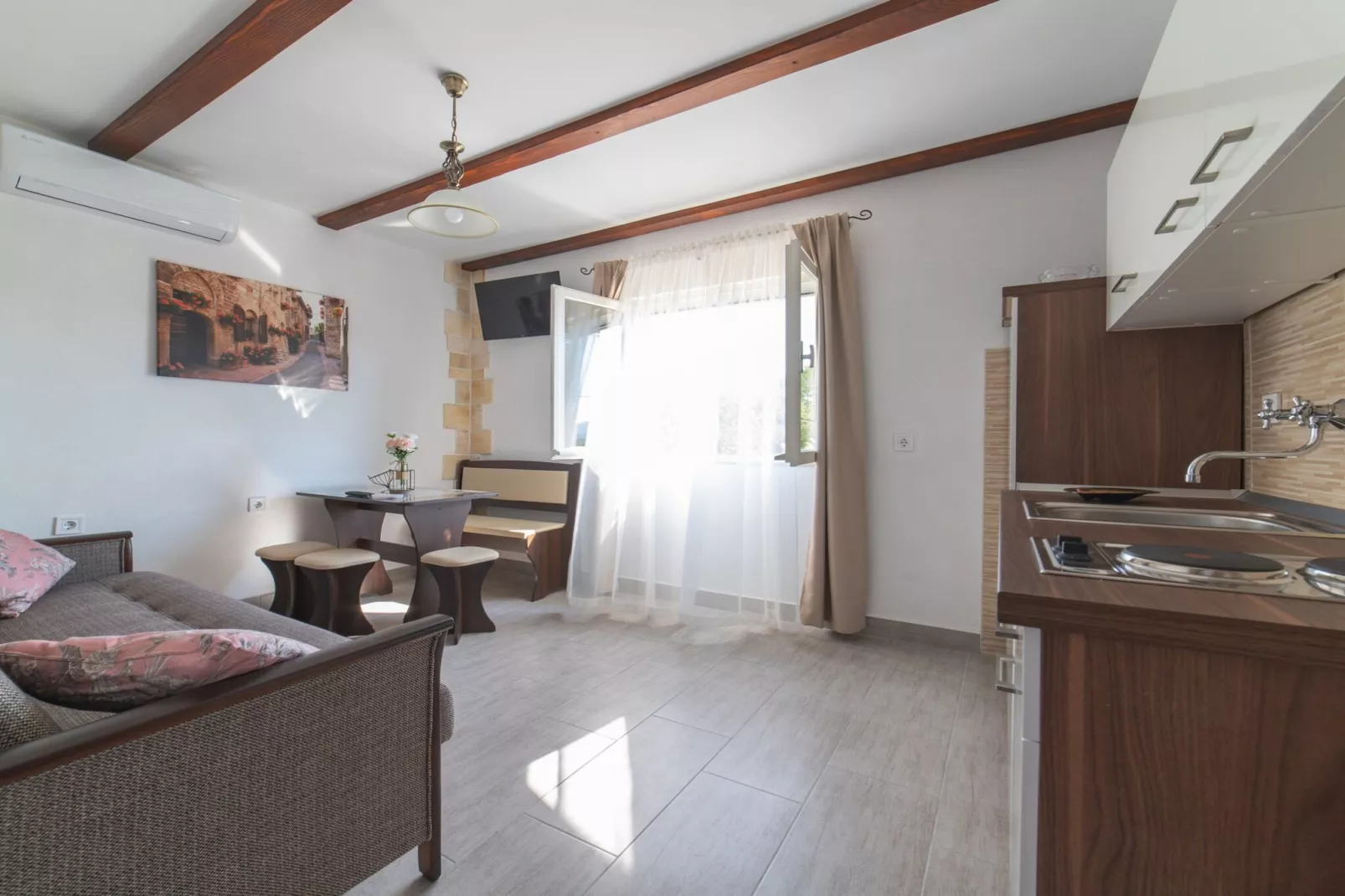 Serene Retreat Holiday Home with Pool - Two Bedroom Holiday Home with Pool-Keuken