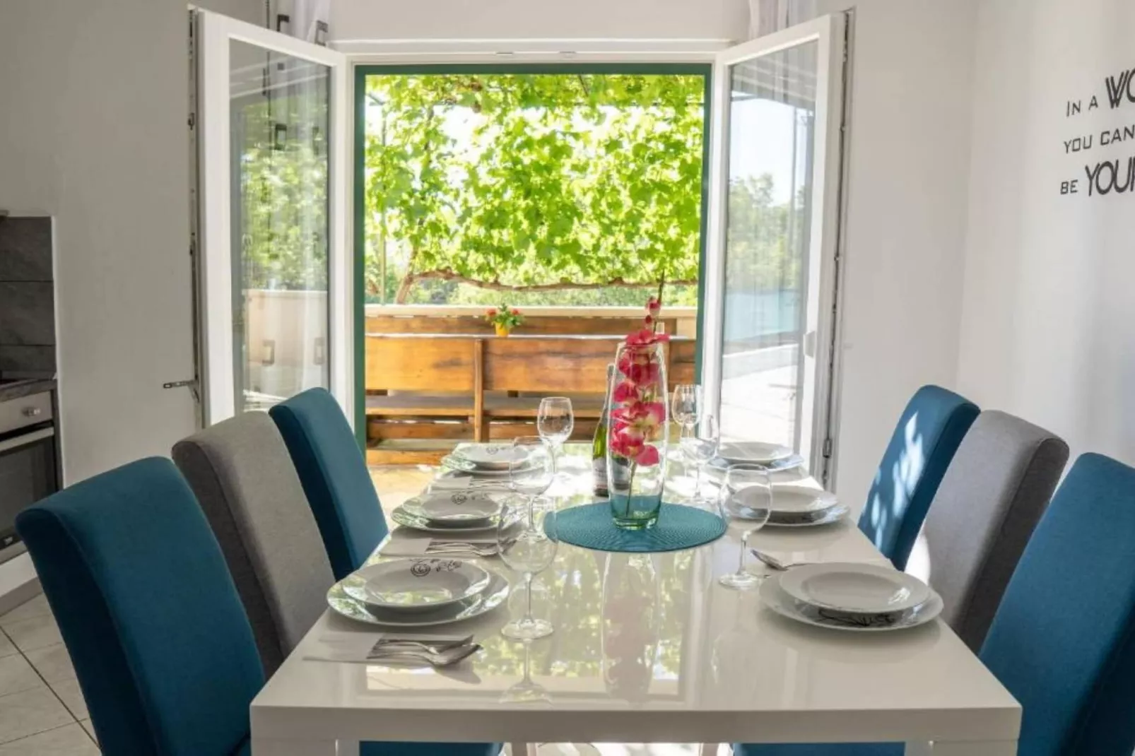 Tranquil Oasis Holiday Home Primorski Dolac with Pool - Three Bedroom Holiday Home with Pool-Eetkamer