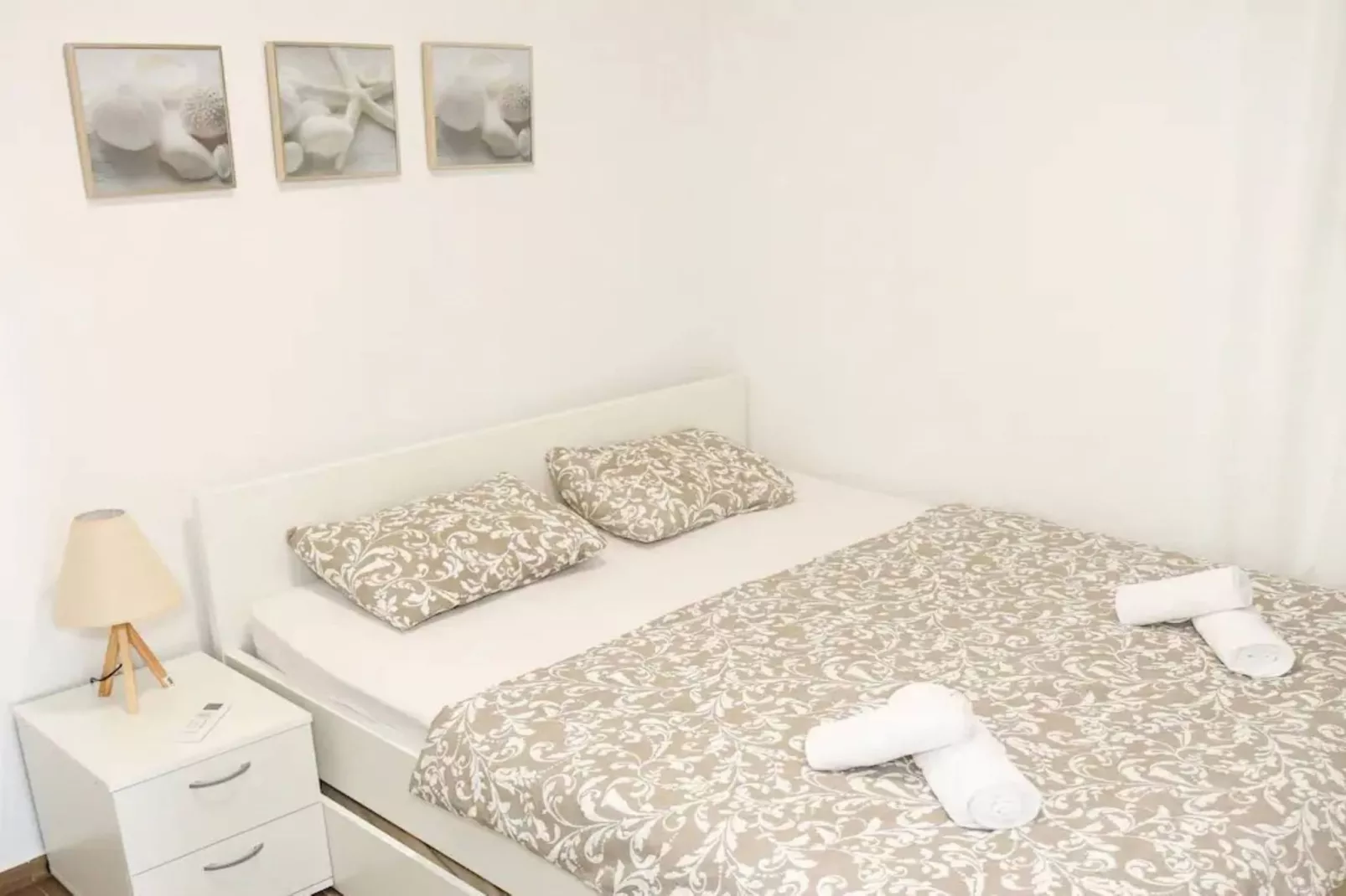 Stylish Okrug Gornji Apartment with Terrace and Patio - Two Bedroom Apartment with Terrace-Slaapkamer