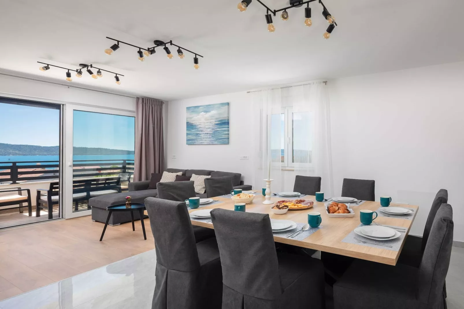 Shimmering Sea Apartment with Terrace - Four Bedroom Apartment with Terrace-Woonkamer