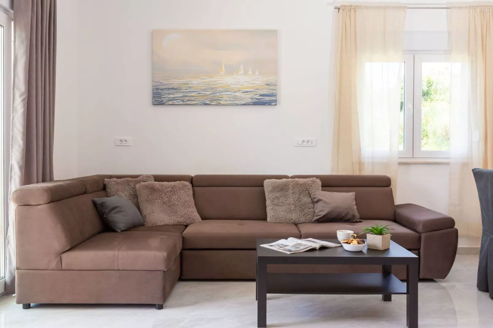 Contemporary Apartment with Terrace and Spacious Garden - Two Bedroom Apartment with Terrace-Woonkamer