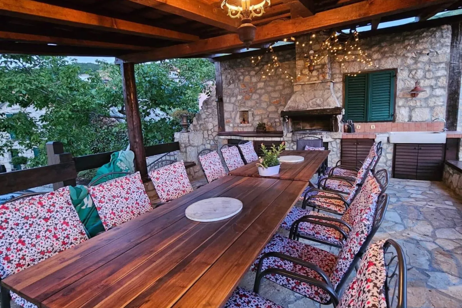 Authentic Dalmatian Hillside Escape with Pool, Sauna & BBQ - Seven Bedroom Holiday Home-Eetkamer