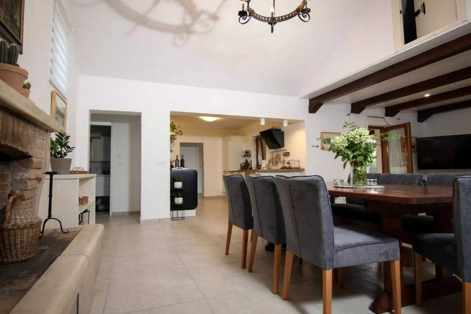 Secluded Oasis with Pool, Outdoor Kitchen, & Landscaped Terraces - Three Bedroom Villa-Eetkamer