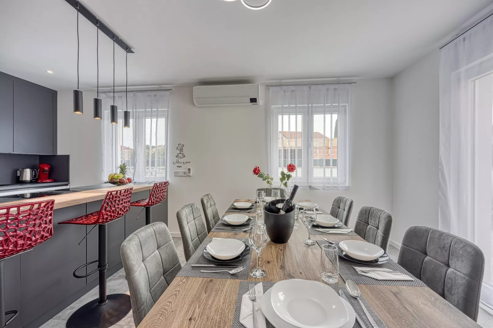 Peaceful Blooming Villa with Pool - Four Bedroom Villa with Pool-Eetkamer