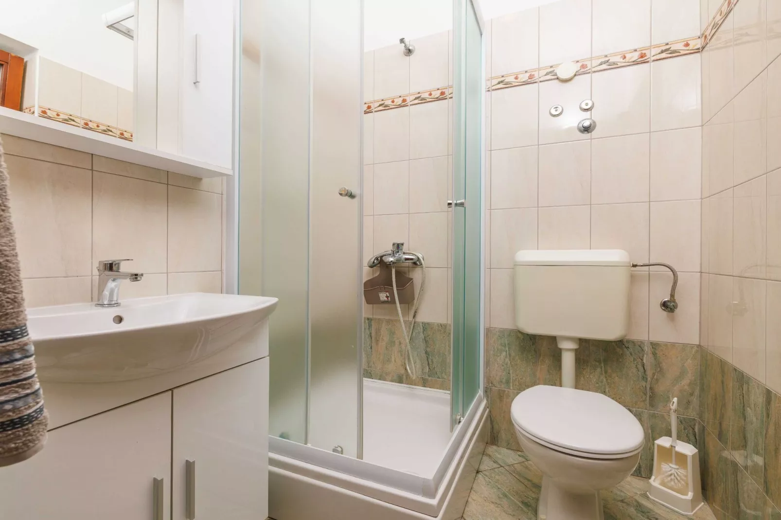 Wonderful Krk Island Stay: Shared Pool, Grill Patio, and Nearby Beaches - Studio Apartment-Badkamer